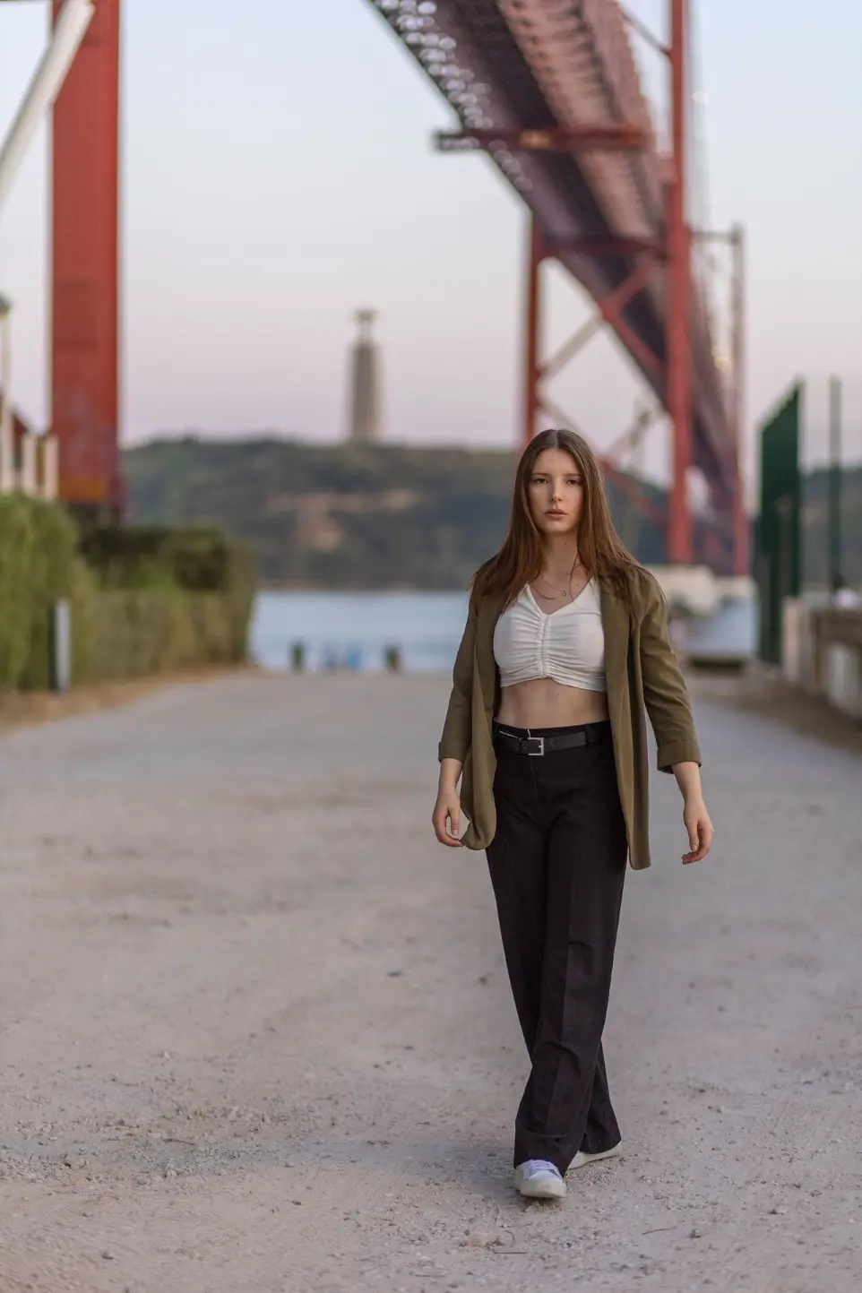 Foto de Mariana Gomes perto da Ponte 25 de Abril em Lisboa